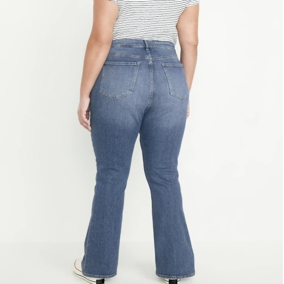 26•28•30 - Old Navy • FitsYou 3-Sizes-in-1 Extra High-Waisted Flare Jeans - Picture 2 of 2